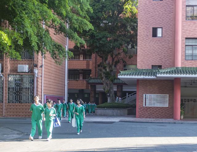 孩子|小编碎碎念｜进不去孩子的朋友圈？尊重和旁观，但一直在线