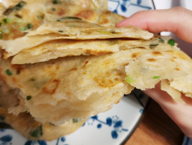 葱花烙饼怎样做才好吃？有人开水烫面有人用发面，教你正确做法