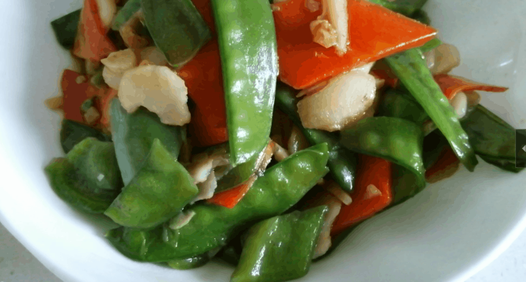 荸荠、荷兰豆搭配的清爽小炒，爽脆、鲜咸、不油腻，点进来看看吧