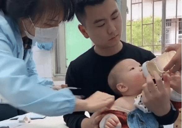 你的育儿经@“最惨宝宝”打预防针走红，孩子哭得稀里哗啦，爸爸乐得合不拢嘴