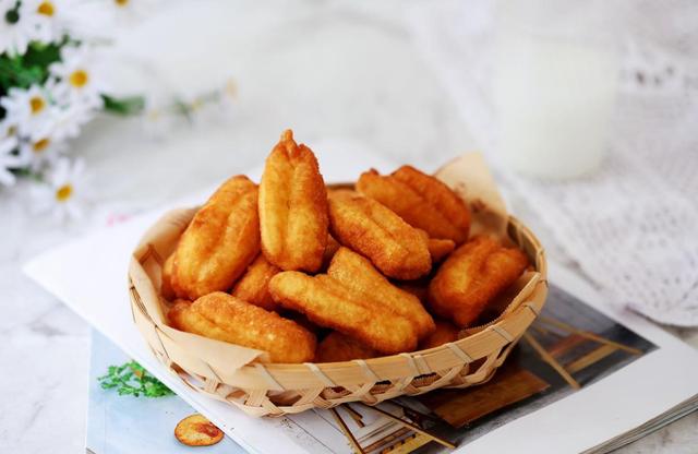 分享迷你小油条的做法，香酥可口，老少皆宜，做法超简单，一起学