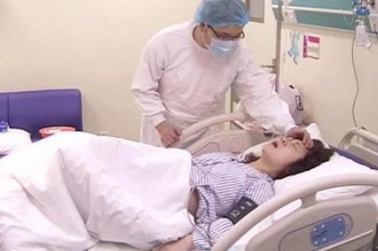 纯美小青年|女子怀孕11个月还没生,医生强行剖腹产,宝宝出生后家人哭成一片
