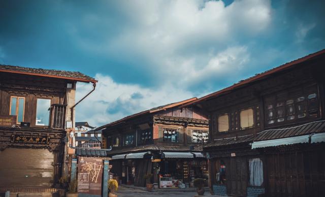 【约吗旅行】被一把大火烧光的月光古城!这里拥有世界上最大的转经筒