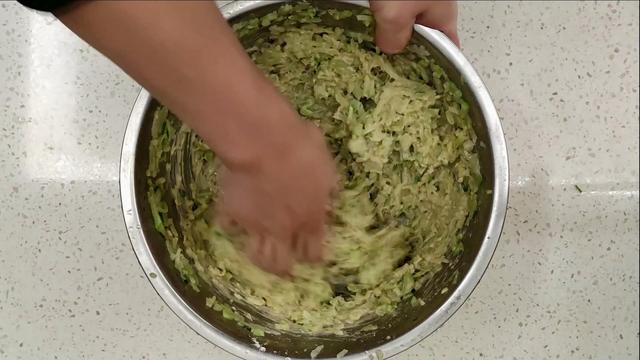 香炸素萝卜丸子这样才最酥脆好吃，不加水不回软，外焦里嫩不油腻