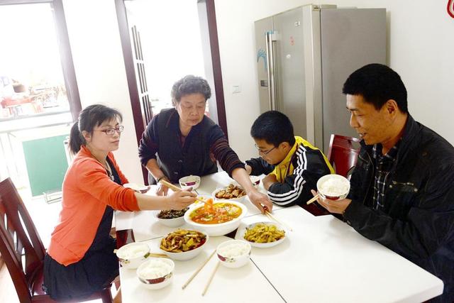 「天使宝贝」经常做这几种事的父亲，是在把孩子往“外”推，老了想挽回也没用