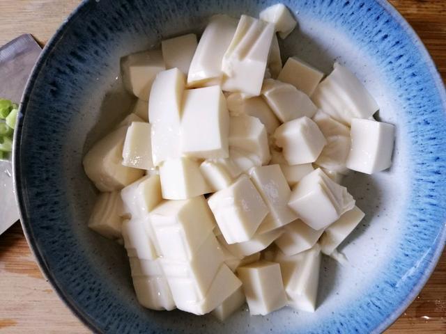 冬天就馋这碗羹，1块豆腐就搞定，鲜嫩爽滑，一碗下肚浑身暖