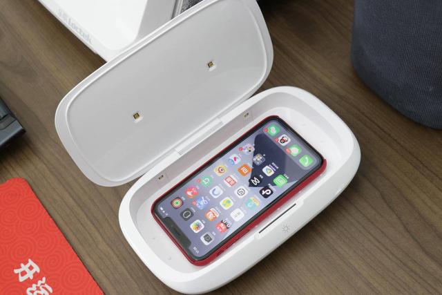 让iPhone12用着更放心，小伙入手神器：能充电，还能杀菌