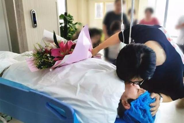 「超级宝妈」产妇“开十指”有点慢，丈夫的举动令人动容，网友：没嫁错