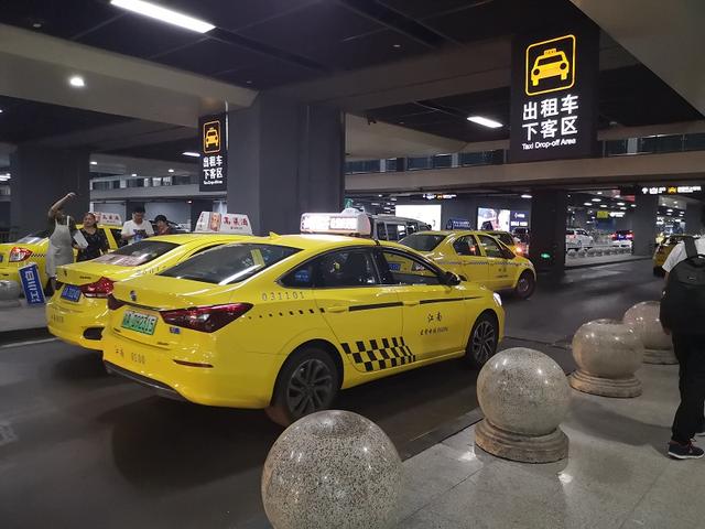 山城打车，偶遇一辆纯电动，你猜司机怎么评价新能源？