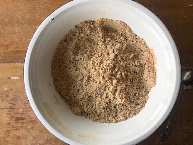 面粉入锅这样一炒，一周的早餐都有了，热水一冲，营养又暖胃