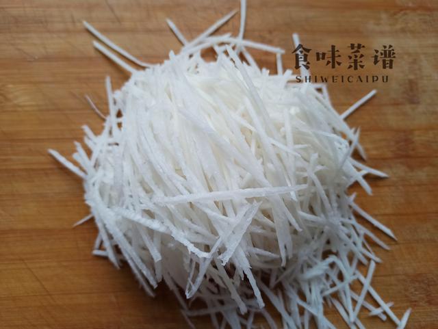 萝卜汤好喝有秘诀，汤里加点它，成本不过3块钱，出锅味道特鲜美