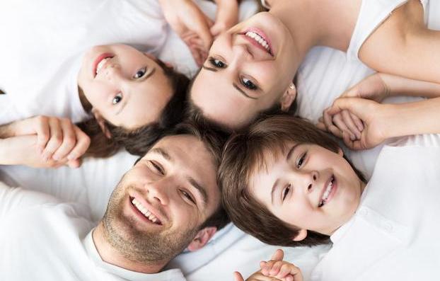 2岁“最佳妹妹”火了，替哥哥写作业上网课：一个敢写，一个敢交