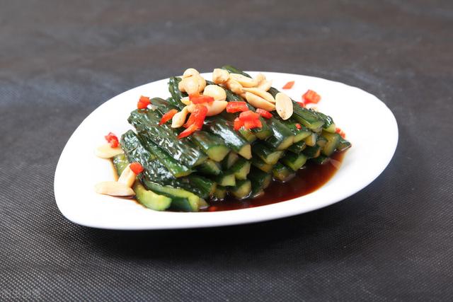 腌黄瓜，不能直接加盐腌，学会正确做法，黄瓜又香又脆，还不出水