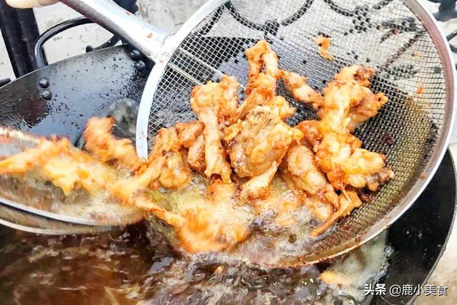 街边小吃炸鸡架骨，15块一斤送半斤亏本营销，到底用啥肉制作？