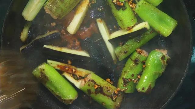 维生素|茄子、青椒的最佳吃法！少油又好吃，营养不流失！简单易做