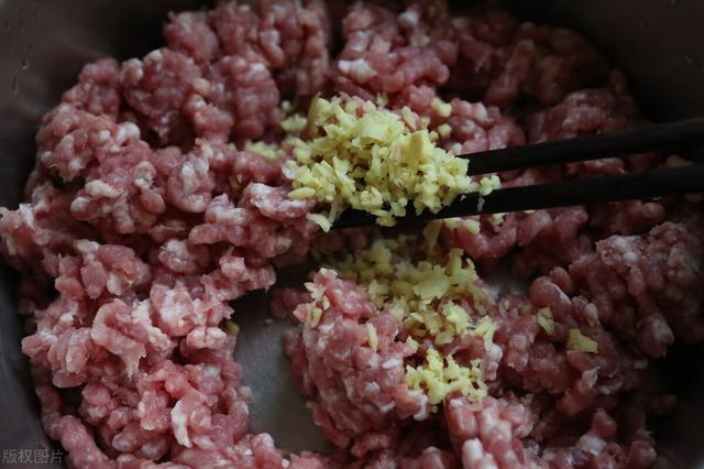 调肉馅时，有人先加水，有人先放油，分享正确方法，肉馅鲜香入味