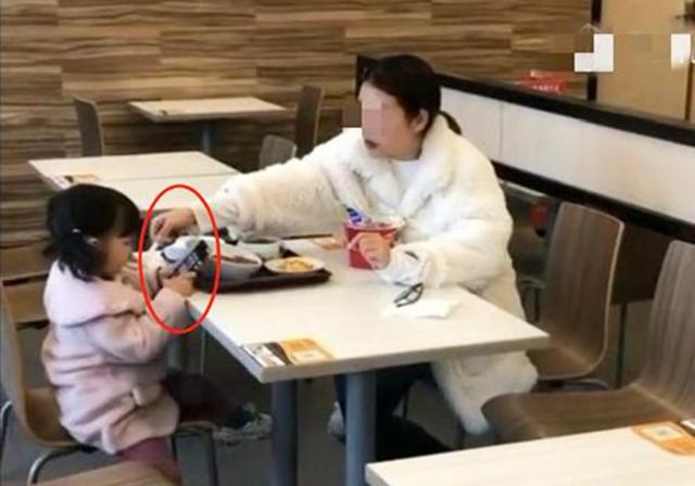 『超级宝妈』妈妈带女儿在外吃饭，面前的食物差距太大，网友：这孩子被宠坏了
