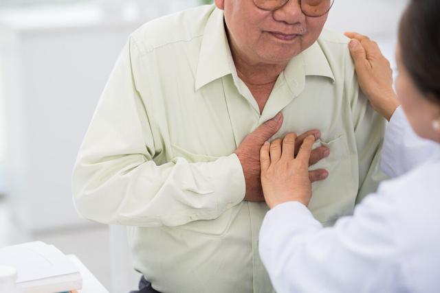 生活中打嗝你是怎么处理的？掌握正确掐内关方法，十多秒治打嗝