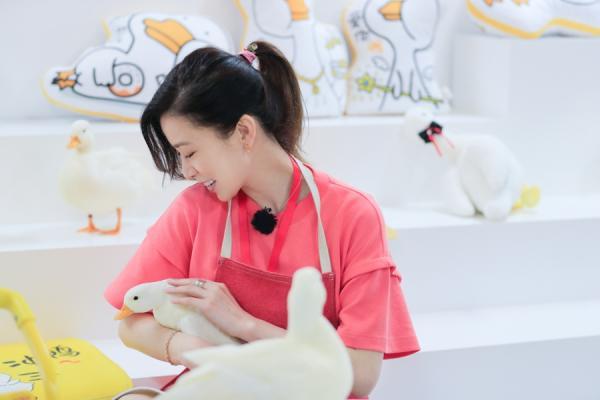 中国网|佘诗曼美食探店吃＂霸王餐＂黄明昊钓鱼不成失手机