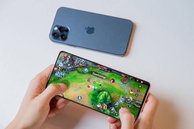 国产旗舰打游戏一定比苹果差？做完这个测试后，彻底改观了