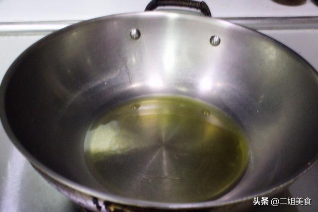 冬天，青萝卜外皮营养极高，扔了太可惜了，做成饺子吃，特别香