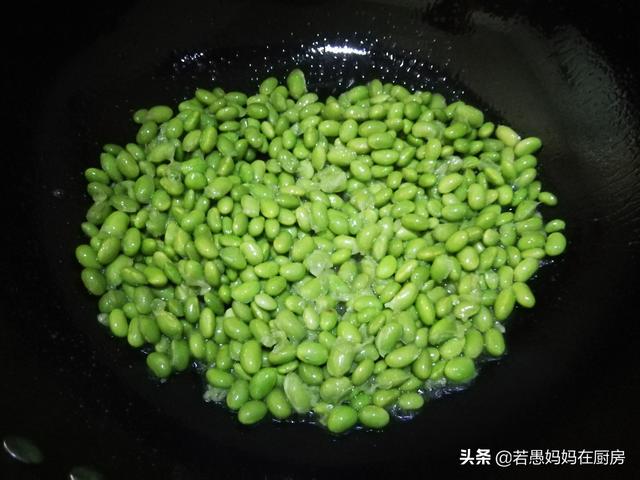 青椒|农村人真会吃，一碗面粉，一碗青豆，十分钟出一锅清新爽口的美食