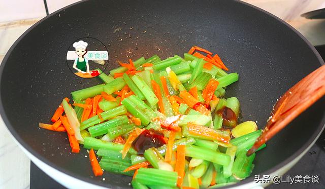 炒芹菜时，先焯水或直接炒都不对，牢记三个技巧，芹菜脆嫩不塞牙