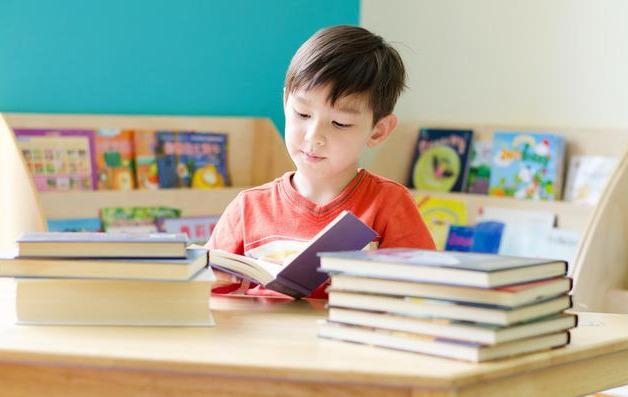 『超级宝妈』孕妇坐公交被说“车都买不起，还敢生孩子？”小学生的举动很暖心