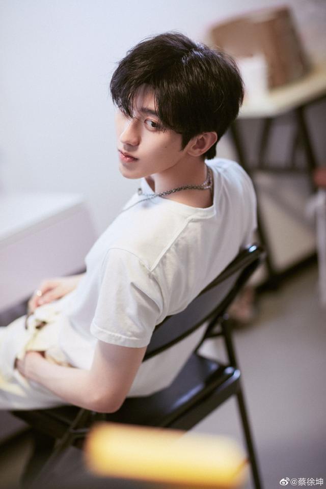 娱乐时光机@蔡徐坤教《青你2》成员跳舞，被嘲动作僵硬尴尬，粉丝直接开骂