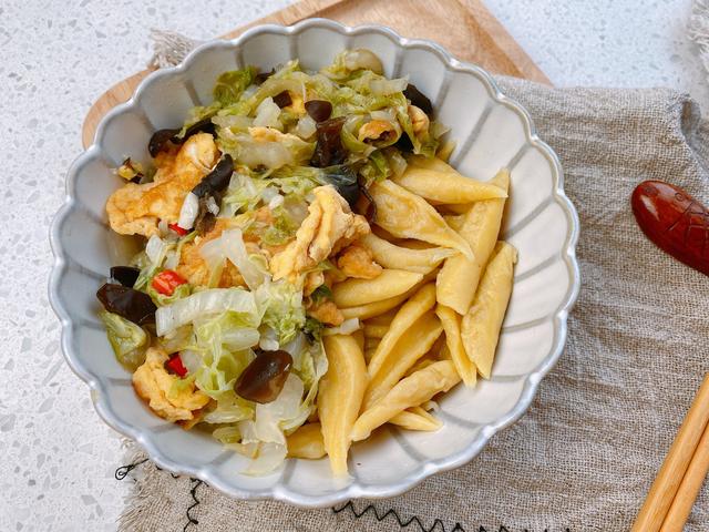 用南瓜做一个最简单的面条，不用擀面，口感爽滑筋道，营养又美味