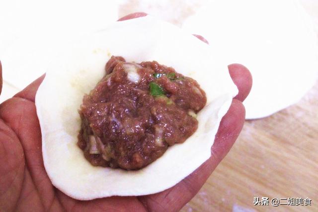 冬至多吃牛肉馅饺子，调料水和打馅不能忽略，教您2招，鲜嫩多汁