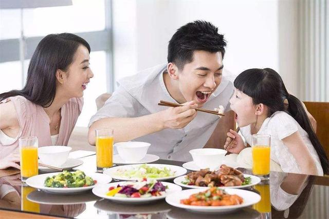 「你的育儿经」宴会上孩子犯“熊”，孩子妈的表现让人恍然，吃饭细节就看出问题