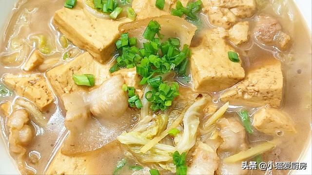 “白菜炖豆腐”这么做，口感味道都很不错，大人小孩子都爱吃