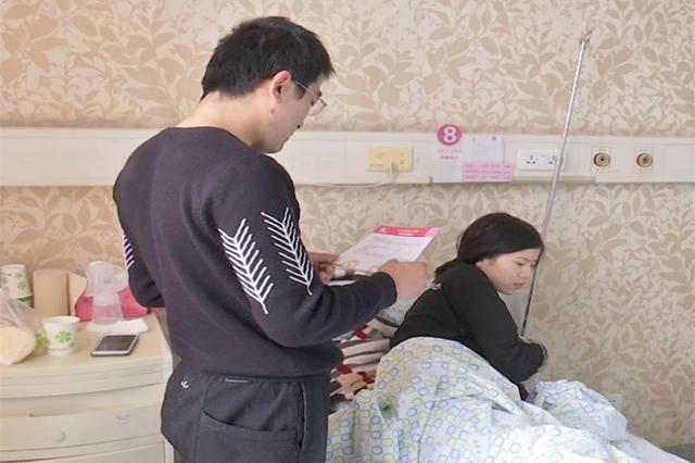 #你的育儿经#5年前吃奶太用力被妈妈划花脸的男婴，如今怎样了？网友：鼻头酸