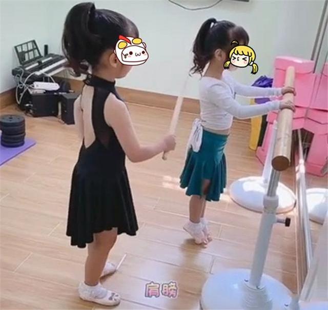 超级宝妈:姐姐在家教妹妹练习舞蹈,看到姐姐严厉的样子,网友:有大姐风范