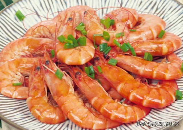 基围虾这样做太美味，简单一焖就能吃，营养又解馋，孩子特喜欢