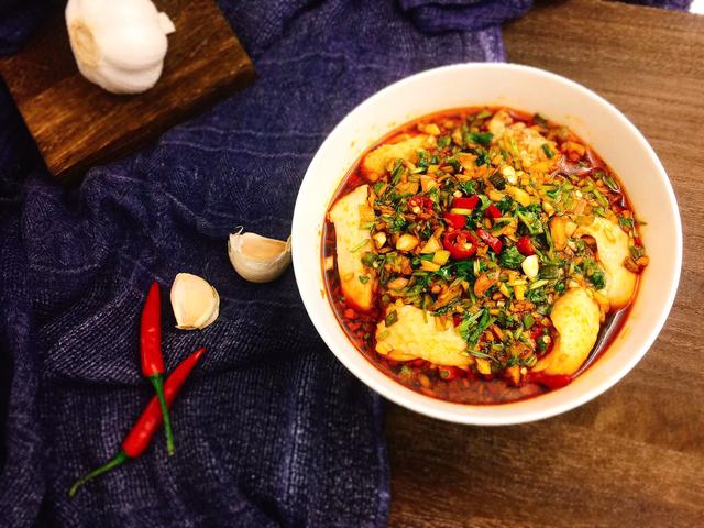 粤菜经典白切鸡，原汁原味皮爽肉滑，大厨：这个料汁拌什么都好吃