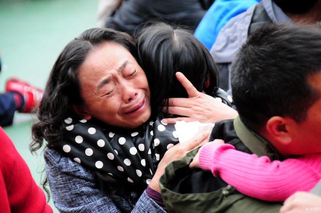 「超级宝妈」2岁孙女经常无故大哭，奶奶掀开她衣服后，毫不犹豫报警了