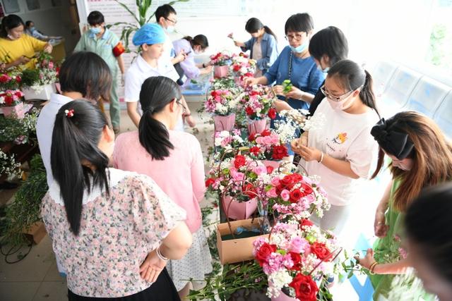 超级宝妈：“520”县人民医院组织孕妈妈们开展插花DIY活动