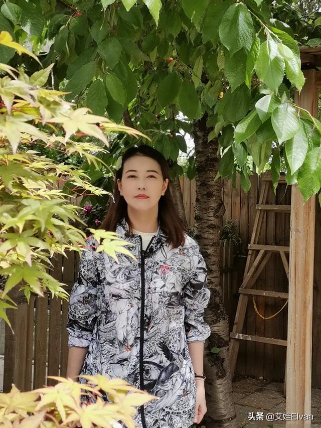 时尚探究社54岁周海媚发福了，紧身奶奶裤剪花110斤穿出120斤，腿粗得不敢P