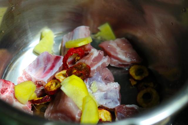 炖排骨，汤汁寡淡肉质柴？教你正确做法，排骨不腥不柴，汤汁奶白