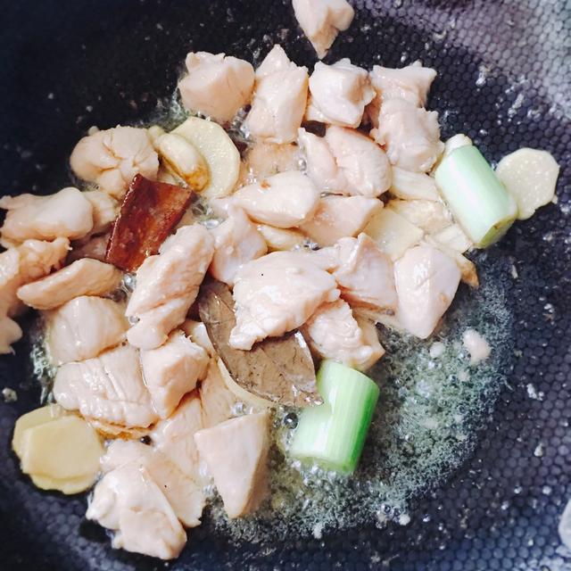 自制红烧鸡块，堪称简易版的小鸡炖蘑菇，味道很好，全家都爱吃