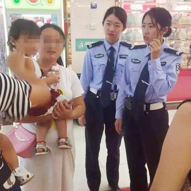 天使宝贝：带女儿逛商场时，原本安静的女儿突然嚷了起来，宝妈低头立刻报警
