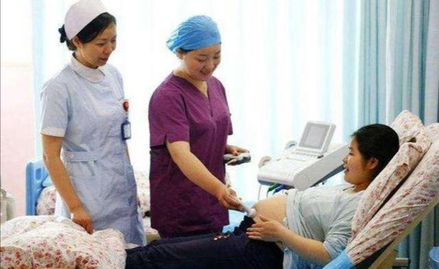#超级宝妈#“不是头胎吧? ”医生提问, 婆婆怒视儿媳, 老公一句话解围！
