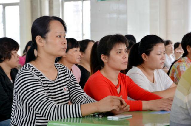 猫绘秋|“倒数第一的学生家长上台发言”，宝妈的一番话，让老师羞愧难当