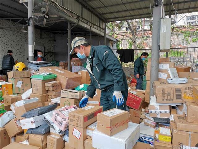 『湖北日报』湖北快递网点复工率达94% 一线人员：派件量堪比“双11”
