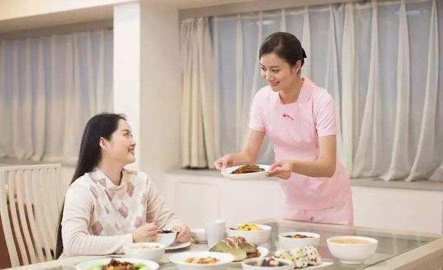 【超级宝妈】产后让谁伺候坐月子也有鄙视链！婆婆亲妈月嫂……你选谁？别垫底