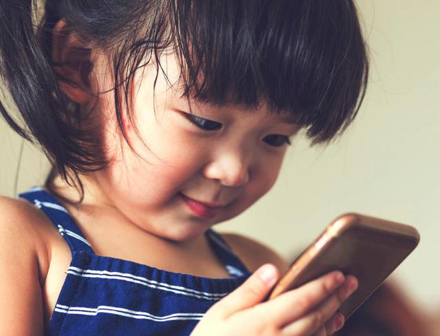 “妈妈，我想玩手机”，两个妈妈的教育，决定了孩子未来的性格