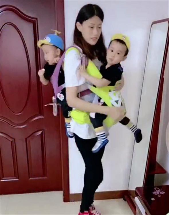 超级宝妈■二胎妈妈带娃出门有多辛苦?看完之后很多人泪目:当妈真不容易