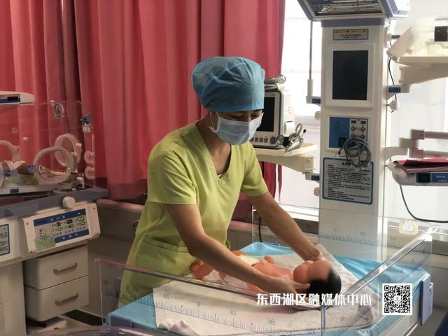 初夏薄凉|“新手”奶爸学护理,迎接属于他们的第一个“父亲节”?